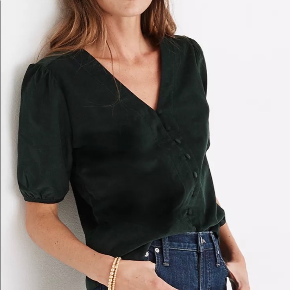 Dark green puff-sleeve corduroy top. Barely worn💚